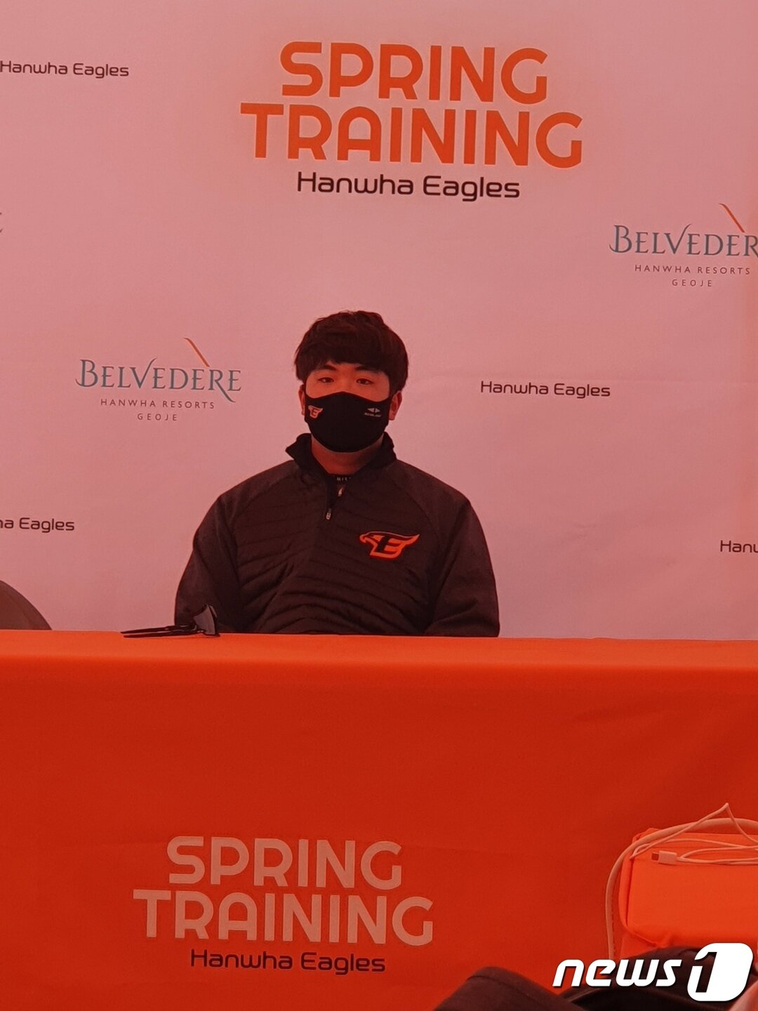 본문 이미지 - 한화 이글스 강재민이 3일 경남 거제 하청스포츠타운에서 취재진과 인터뷰하고 있다. ⓒ 뉴스1