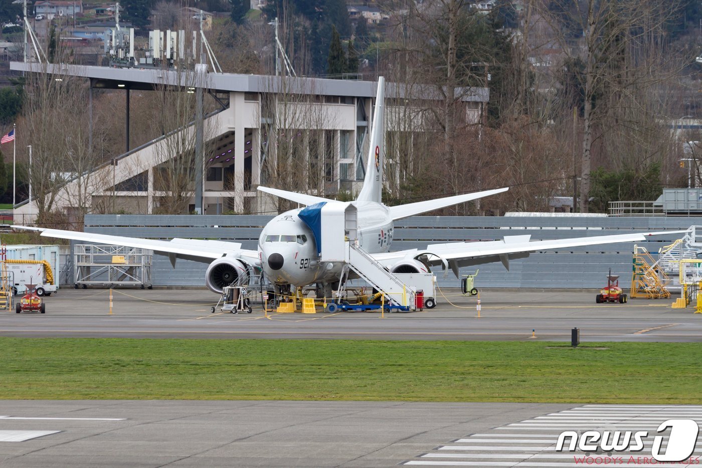 본문 이미지 - 우리 해군이 운용할 대잠초계기 P-8A '1호기'가 미국 워싱턴주 렌턴 소재 보잉 공장에 주기 중이다. (우디스 에어로이미지스 트위터) ⓒ 뉴스1