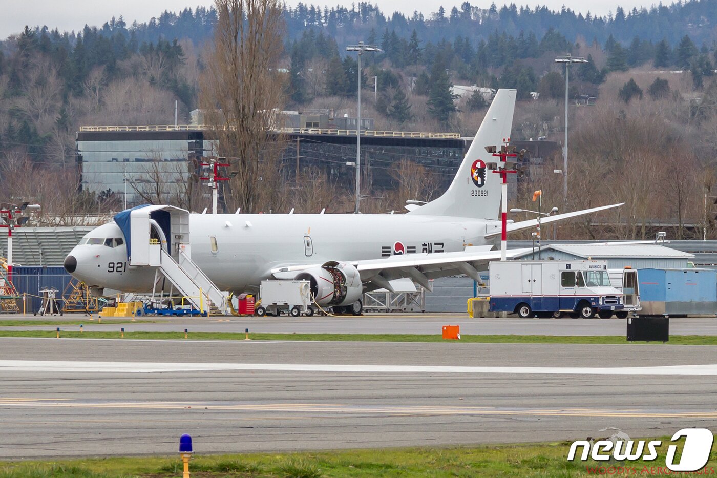 본문 이미지 - 우리 해군이 운용할 대잠초계기 P-8A '1호기'가 미국 워싱턴주 렌턴 소재 보잉 공장에 주기 중이다. (우디스 에어로이미지스 트위터) ⓒ 뉴스1