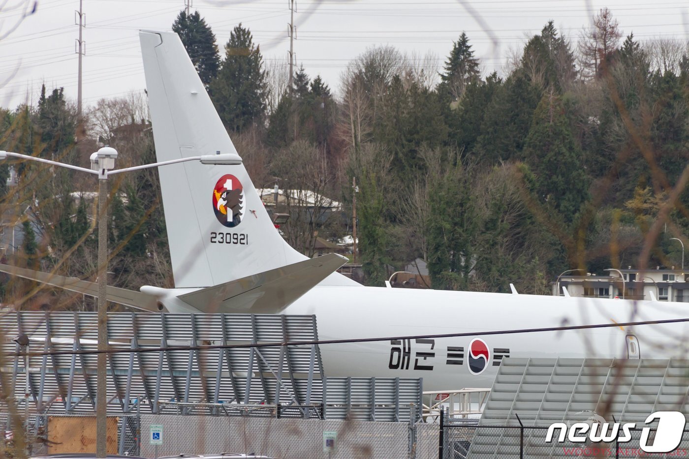 본문 이미지 - 우리 해군이 운용할 대잠초계기 P-8A '1호기'가 미국 워싱턴주 렌턴 소재 보잉 공장에 주기 중이다. (우디스 에어로이미지스 트위터) ⓒ 뉴스1