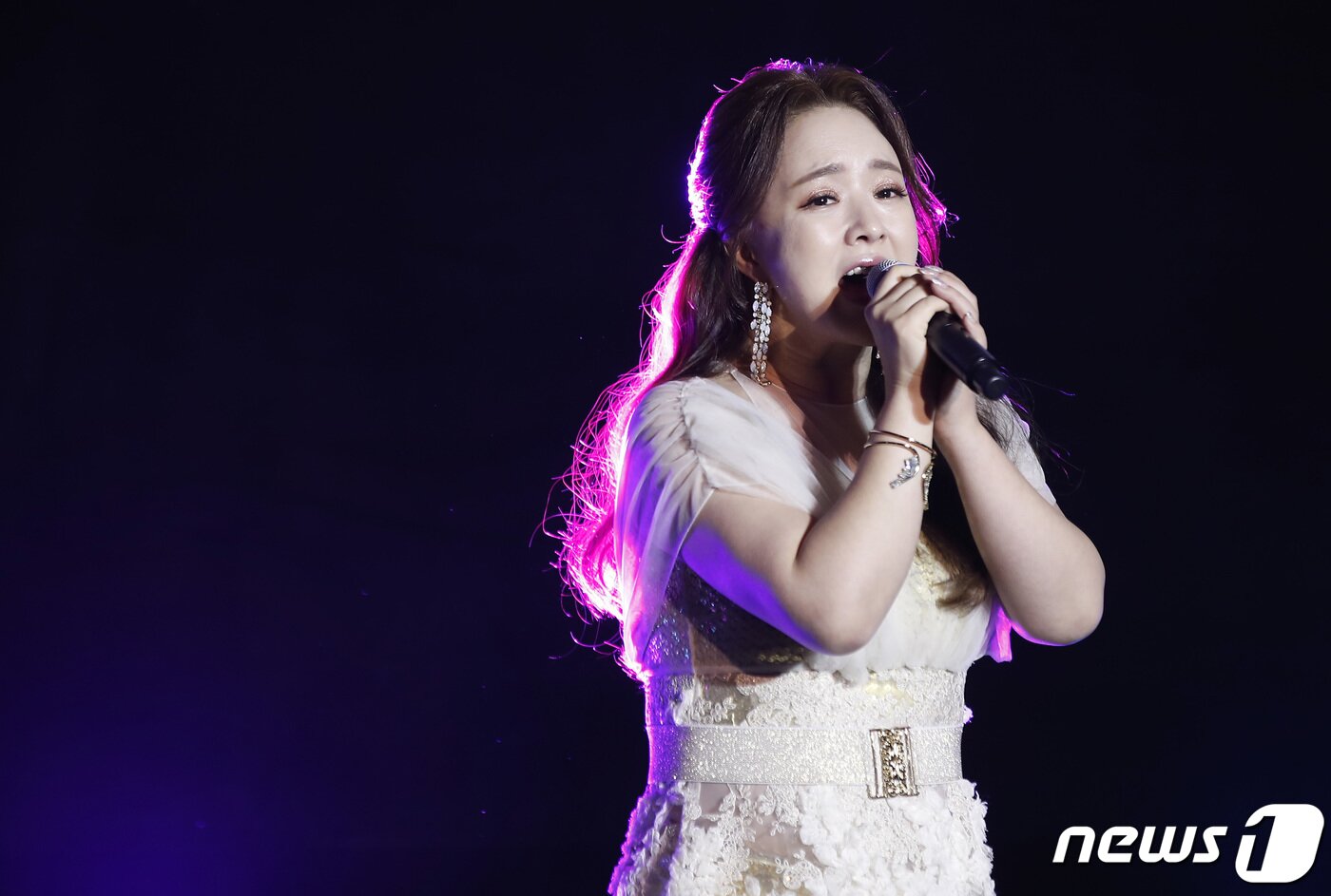 본문 이미지 - 가수 금잔디가 4일 오후 서울 영등포구 타임스퀘어 CGV 에서 데뷔 20주년 기념 정규 앨범 ‘당신은 명작’ 발매 쇼케이스를 열고 신곡을 선보이고 있다. 2022.2.4/뉴스1 ⓒ News1 권현진 기자