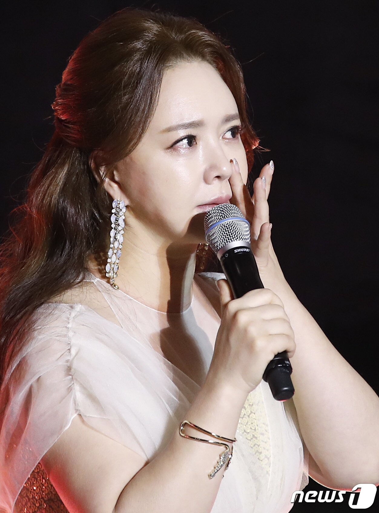 본문 이미지 - 가수 금잔디가 4일 오후 서울 영등포구 타임스퀘어 CGV 에서 열린 데뷔 20주년 기념 정규 앨범 ‘당신은 명작’ 발매 쇼케이스에 참석해 눈시울을 적시고 있다. 2022.2.4/뉴스1 ⓒ News1 권현진 기자