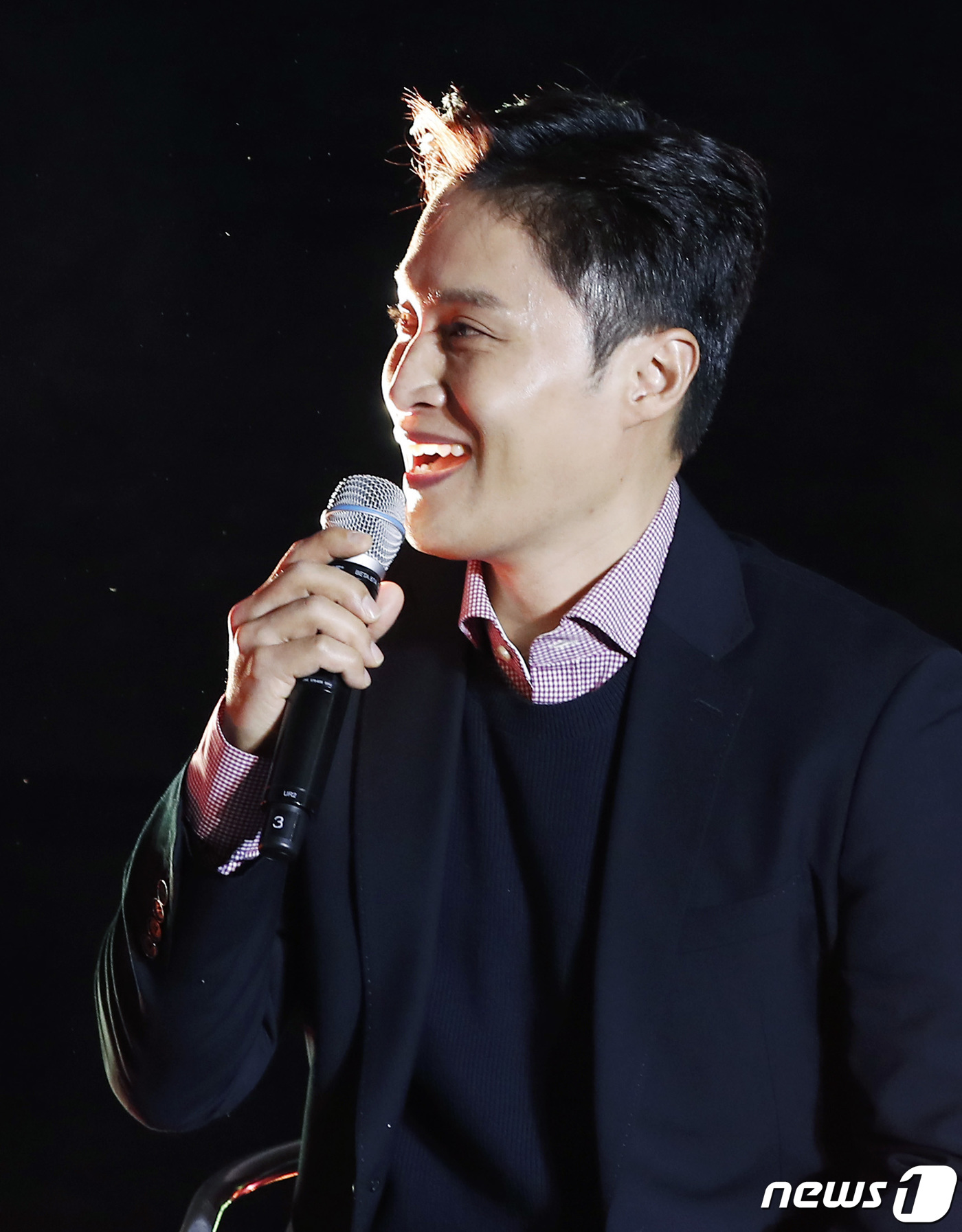 (서울=뉴스1) 권현진 기자 = 개그맨 송준근이 4일 오후 서울 영등포구 타임스퀘어 CGV 에서 열린 금잔디 데뷔 20주년 기념 정규 앨범 ‘당신은 명작’ 발매 쇼케이스에 참석해 …