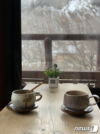 본문 이미지 - 찻집을 고수하는 란야원에선 십전대보탕, 대추탕, 유자차 등을 주문할 수 있다.ⓒ 뉴스1 