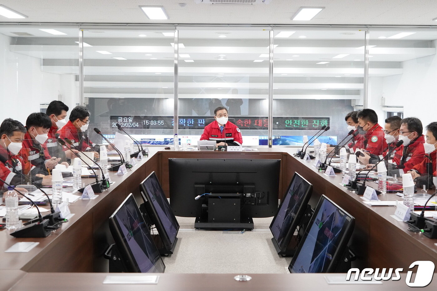 본문 이미지 - 최병암 산림청장(가운데)이 4일 강원도 강릉시 연곡면 '강원도 동해안 산불방지센터'에서 열린 '동해안 대형산불 방지대책 관계관 회의'를 주재하고 있다. (산림청 제공) ⓒ 뉴스1