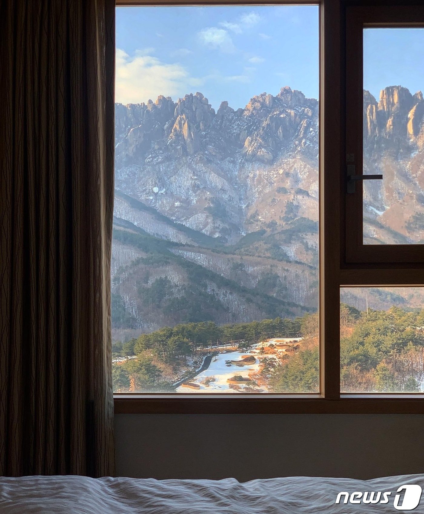 본문 이미지 - 소노캄 델피노 스위트 객실에서 바라본 설악산 울산바위 ⓒ 뉴스1 