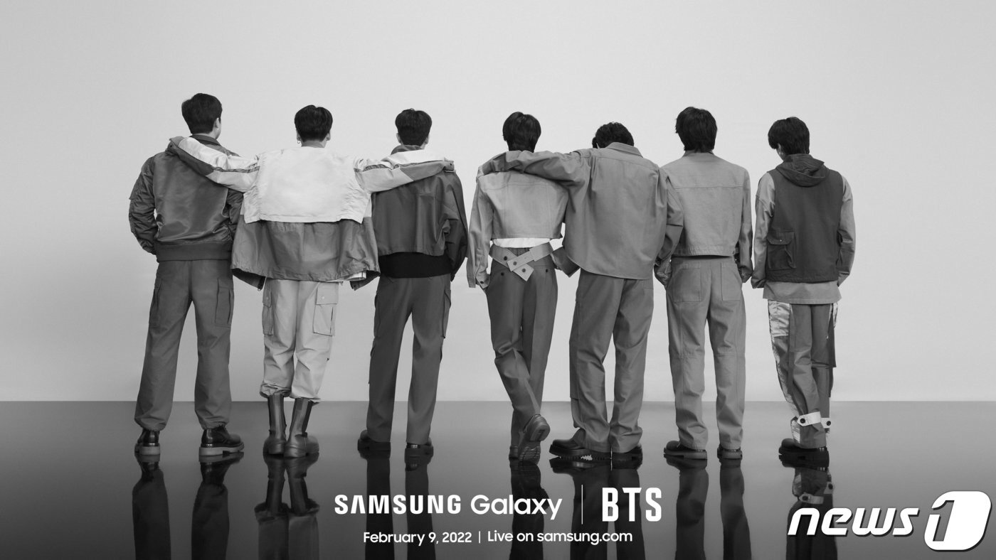 본문 이미지 - 삼성전자가 모바일 트위터를 통해 공개한 그룹 방탄소년단(BTS) 멤버들의 뒷모습 ⓒ 뉴스1