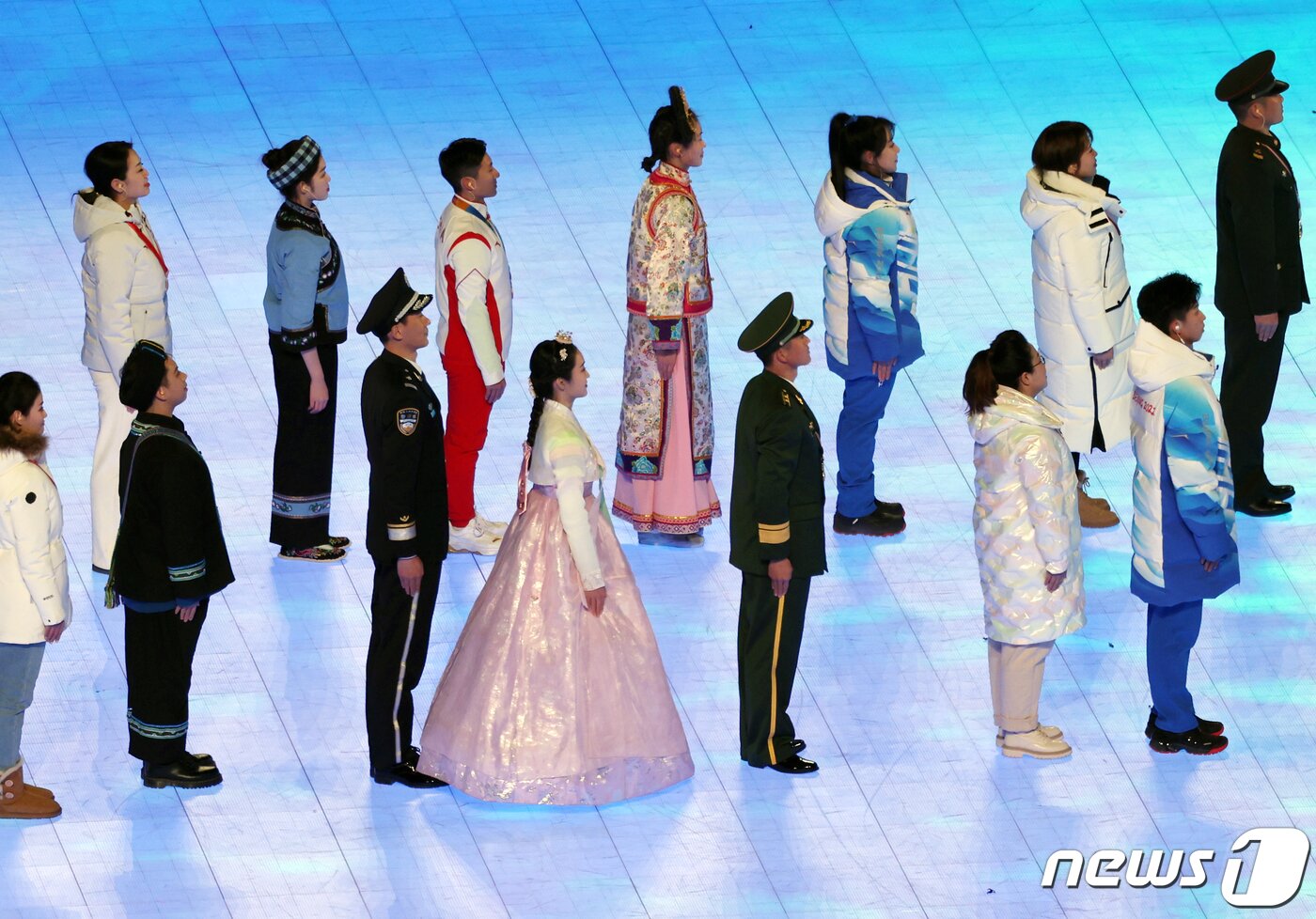 본문 이미지 - 4일 중국 베이징 국립 경기장에서 열린 2022 베이징 동계올림픽 개막식에서 한복을 입은 여성이 오성홍기를 든 소수민족 중 하나로 표현돼 논란을 빚고 있다. 2022.2.5/뉴스1 ⓒ News1 박지혜 기자