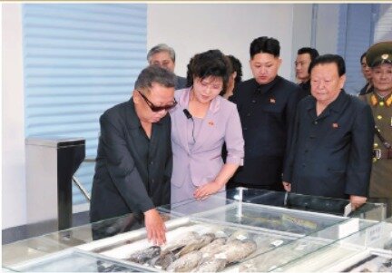 본문 이미지 - 2011년 9월 보통문거리고기상점 현지지도.('조선' 갈무리)ⓒ 뉴스1