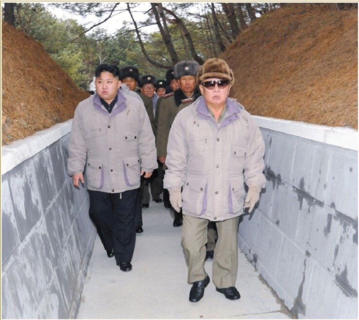 본문 이미지 - 2011년 11월 인민군 군부대 현지지도.('조선' 갈무리)ⓒ 뉴스1