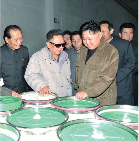 본문 이미지 - 2011년 10월 2·8비날론연합기업소 현지지도.('조선' 갈무리) ⓒ 뉴스1