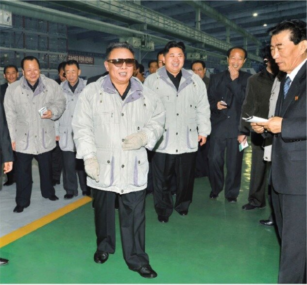 본문 이미지 - 2011년 10월 기계공장 현지지도.('조선' 갈무리)ⓒ 뉴스1