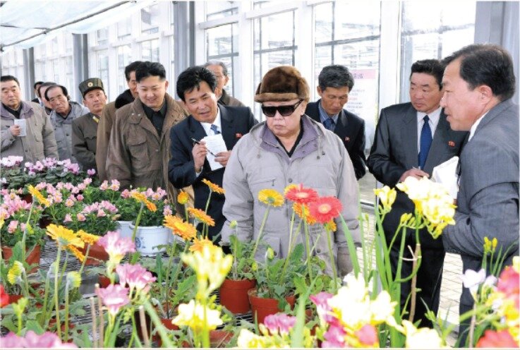 본문 이미지 - 2011년 평양화초연구소 현지지도.('조선' 갈무리)ⓒ 뉴스1