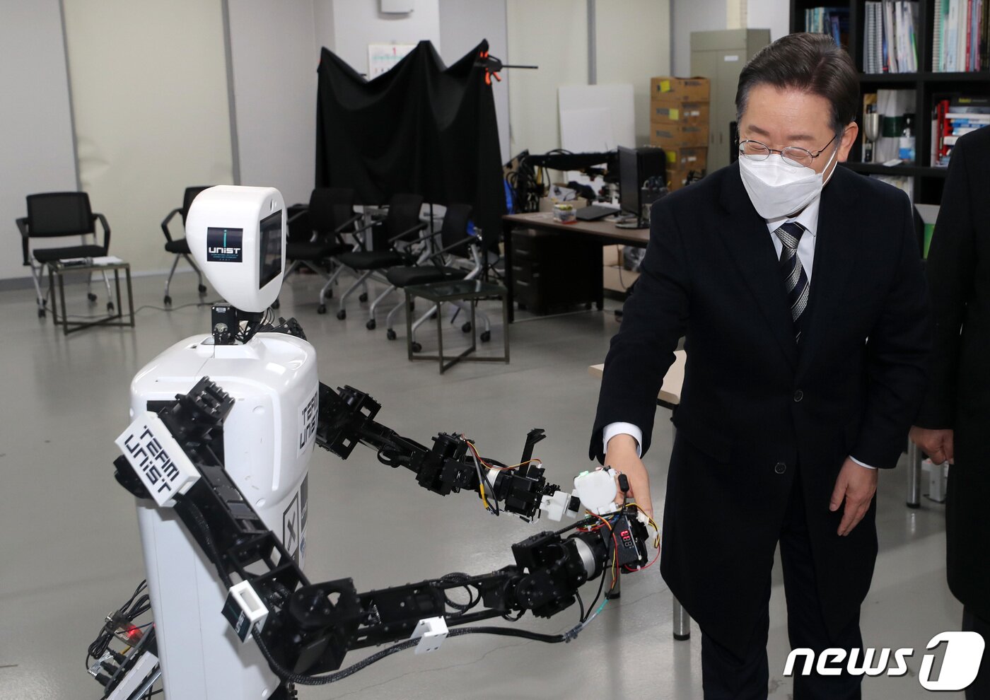 본문 이미지 - 이재명 더불어민주당 대선후보가 5일 오전 울산 울주군 울산과학기술원(UNIST) 제5공학관을 방문해 원격조정로봇과 악수를 나누고 있다. 2022.2.5/뉴스1 ⓒ News1 이동해 기자