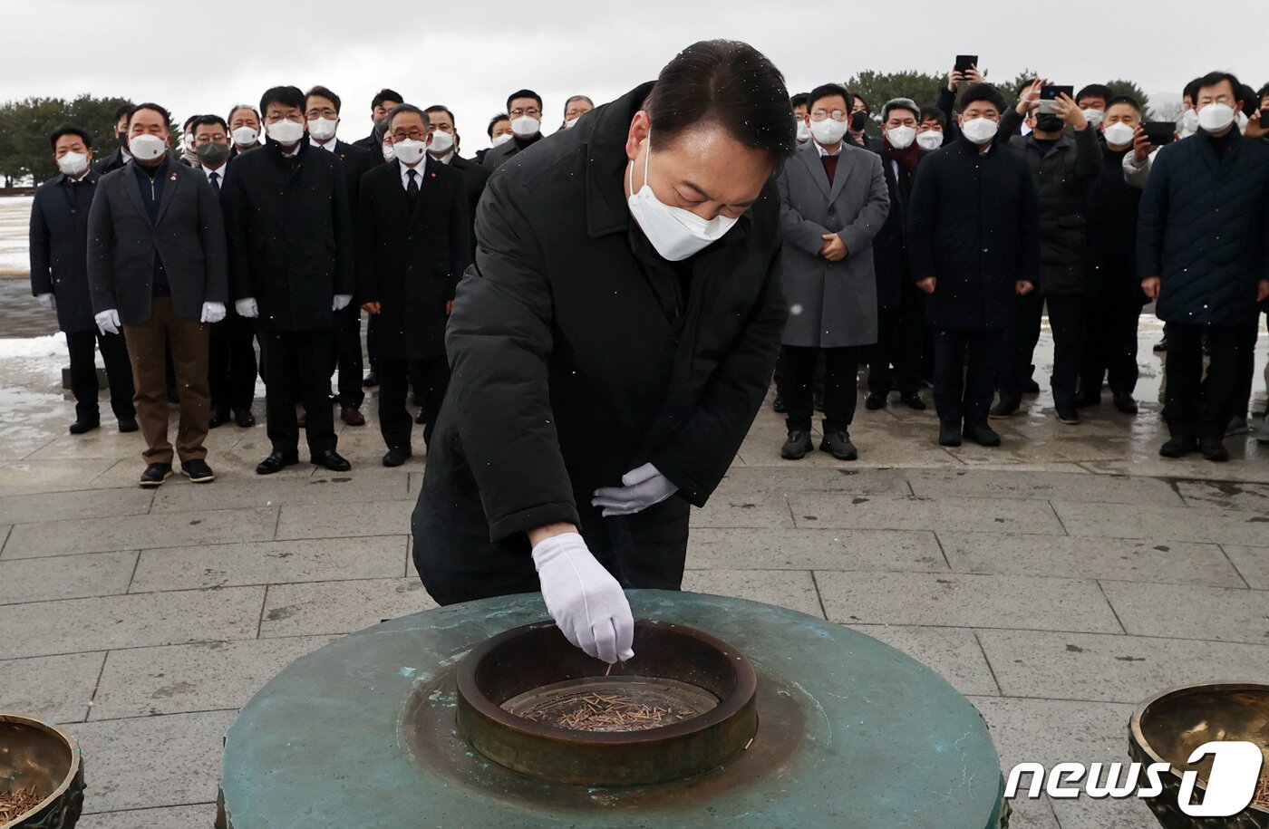 본문 이미지 - 윤석열 국민의힘 대선 후보가 5일 오후 제주4·3평화공원을 찾아 참배하고 있다. 윤 후보는 이날부터 1박2일 일정으로 제주와 광주를 방문하며 표심 훑기에 나선다. 2022.2.5/뉴스1 ⓒ News1 구윤성 기자