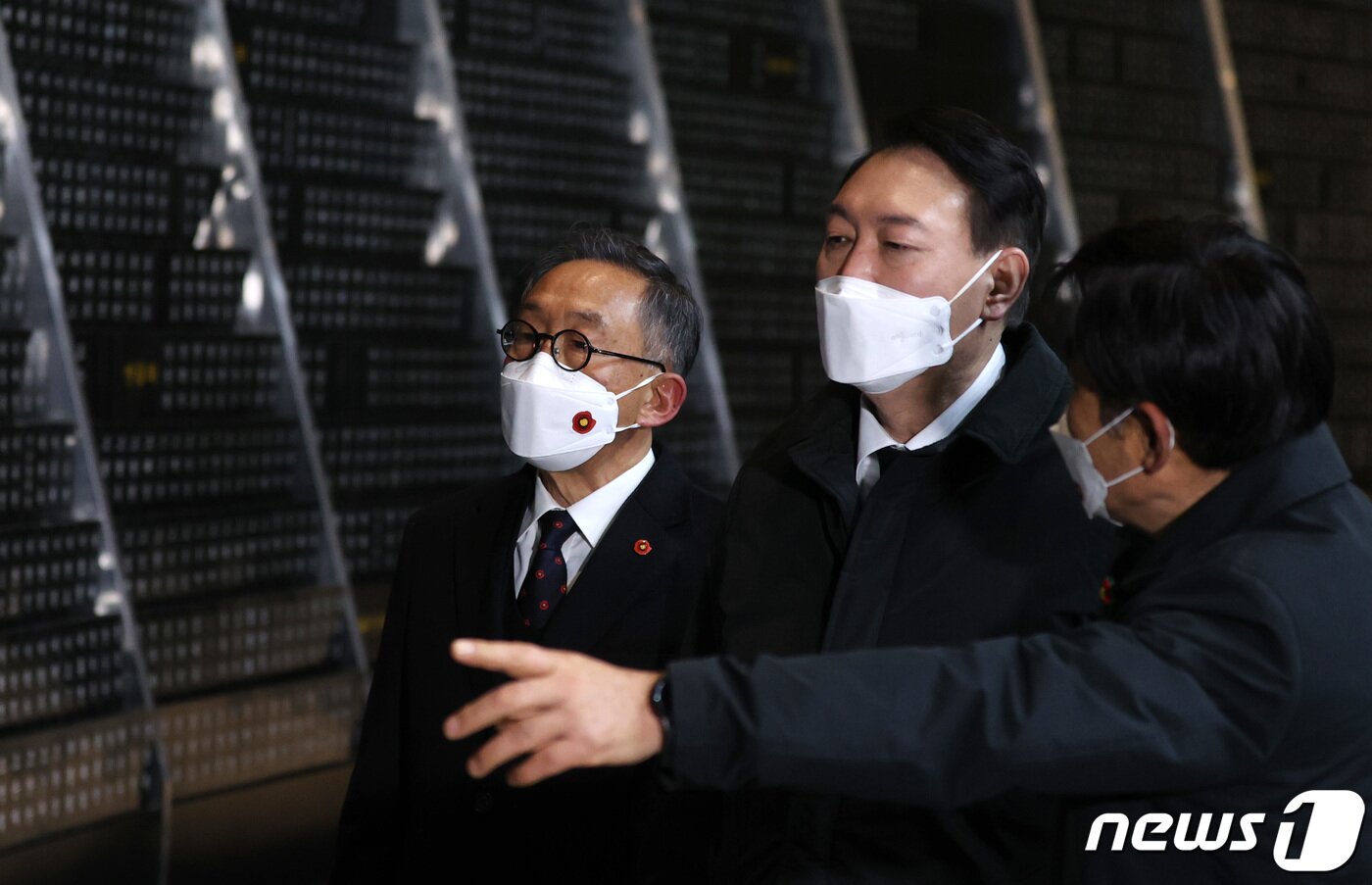 본문 이미지 - 윤석열 국민의힘 대선 후보가 5일 오후 제주4·3평화공원을 찾아 위패봉안실을 둘러보고 있다. 윤 후보는 이날부터 1박2일 일정으로 제주와 광주를 방문하며 표심 훑기에 나선다. 2022.2.5/뉴스1 ⓒ News1 구윤성 기자