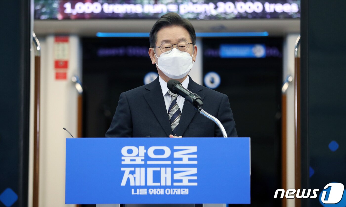 본문 이미지 - 이재명 더불어민주당 대선 후보가 5일 오후 경남 창원시 성산구 현대로템을 방문해 경남 공약을 발표하고 있다. 2022.2.5/뉴스1 ⓒ News1 이동해 기자