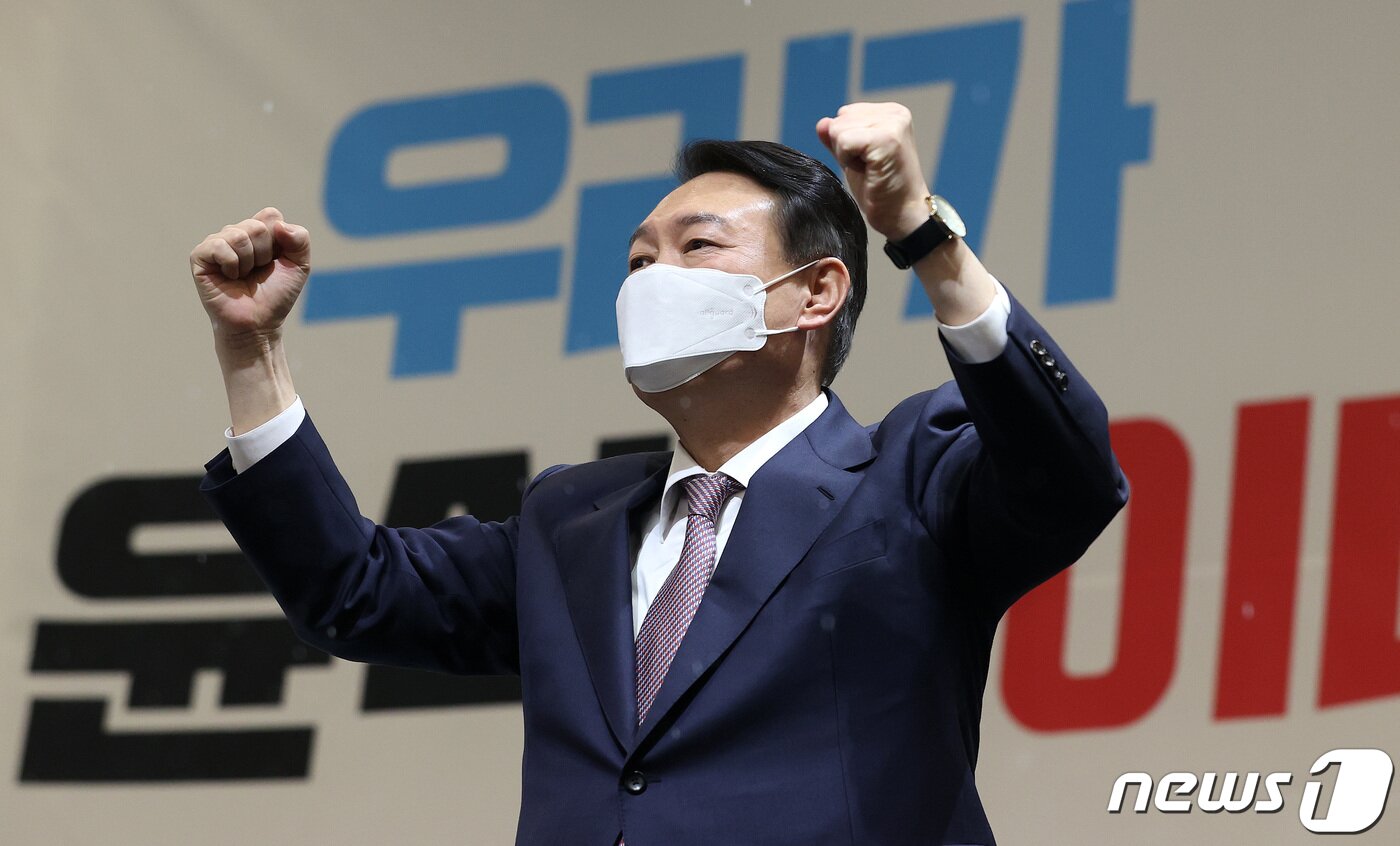 본문 이미지 - 윤석열 국민의힘 대선 후보가 5일 오후 제주 퍼시픽호텔에서 열린 &#39;제주 선거대책위원회 필승결의대회&#39;에서 연설을 마치고 주먹을 불끈 쥐어보이고 있다. 2022.2.5/뉴스1 ⓒ News1 구윤성 기자