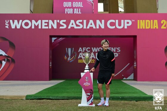 본문 이미지 - 대한민국 여자 축구 대표팀 지소연이 5일 인도 뭄바이 DY 파틸 스타디움에서 아시아축구연맹(AFC) 여자 아시안컵 중국과의 결승전을 앞두고 우승 트로피 앞에서 기념촬영을 하고 있다. (대한축구협회 제공) 2022.2.5/뉴스1 ⓒ News1 신웅수 기자