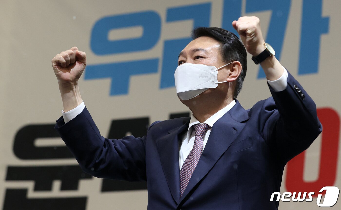 본문 이미지 - 윤석열 국민의힘 대선 후보가 5일 오후 제주 퍼시픽호텔에서 열린 '제주 선거대책위원회 필승결의대회'에서 대선 승리를 다짐하고 있다. 2022.2.5/뉴스1 ⓒ News1 구윤성 기자