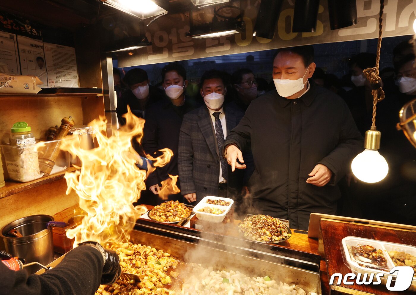 본문 이미지 - 윤석열 국민의힘 대선 후보가 5일 오후 제주 동문시장을 방문해 음식을 사고 있다. 2022.2.5/뉴스1 ⓒ News1 구윤성 기자