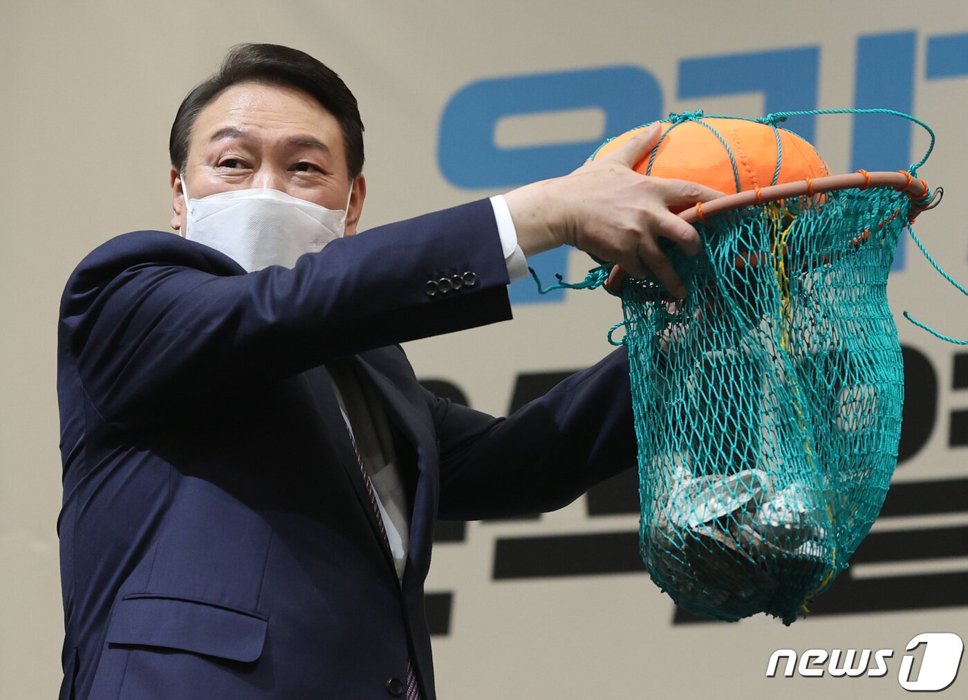 본문 이미지 - 윤석열 국민의힘 대선 후보가 5일 오후 제주 퍼시픽호텔에서 열린 &#39;제주 선거대책위원회 필승결의대회&#39;에서 최연소 해녀인 정희선, 마희주 씨에게 해녀들이 물질할 때 쓰는 테왁을 전달받고 있다. 2022.2.5/뉴스1 ⓒ News1 구윤성 기자