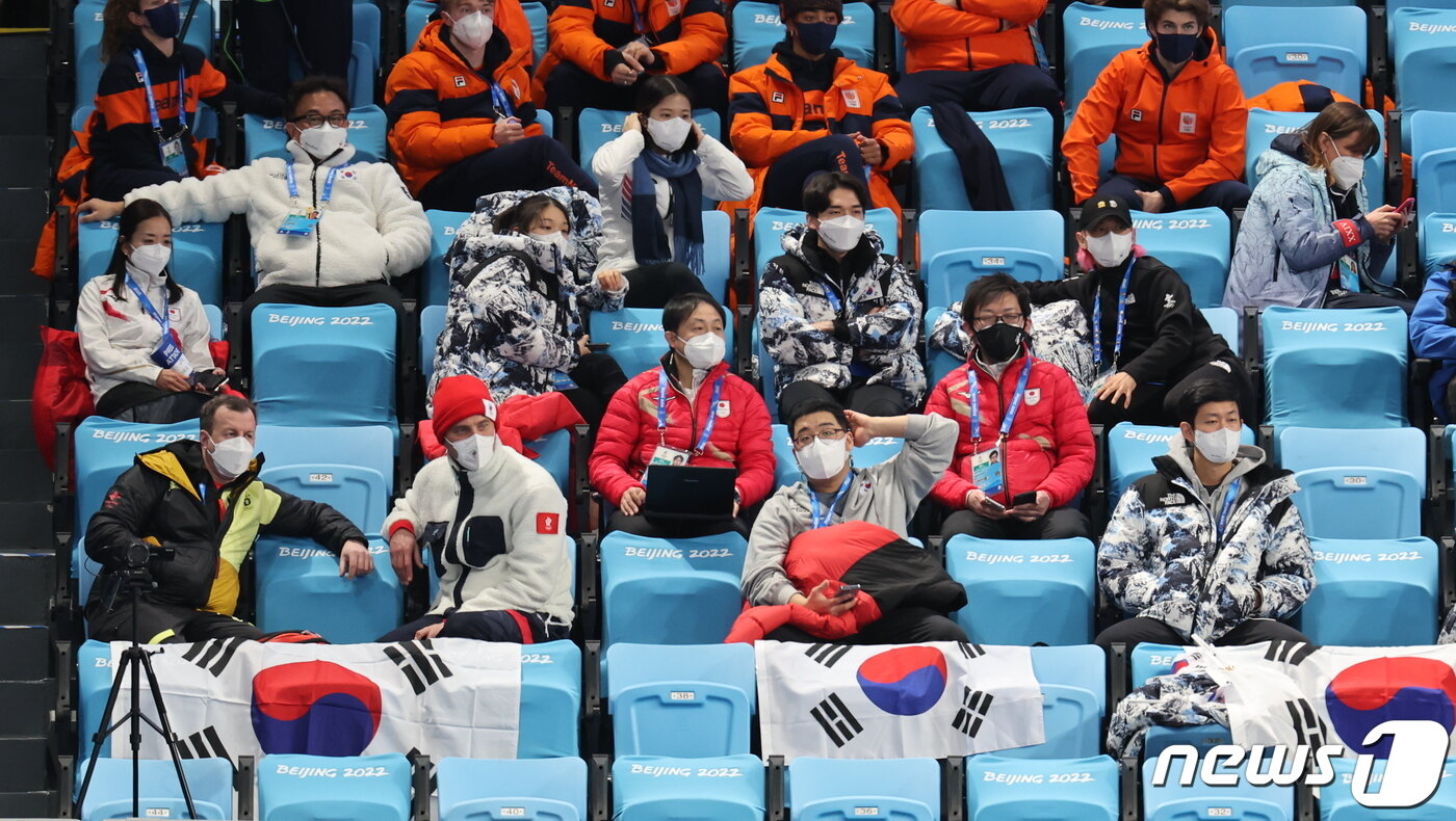 본문 이미지 - 곽윤기, 김동욱, 서휘민 등 스피드스케이팅 대표팀이 5일 오후 중국 베이징 캐피털실내경기장에서 열린 2022 베이징동계올림픽 쇼트트랙 남자 1000m 예선경기를 지켜보고 있다. 2022.2.5/뉴스1 ⓒ News1 안은나 기자