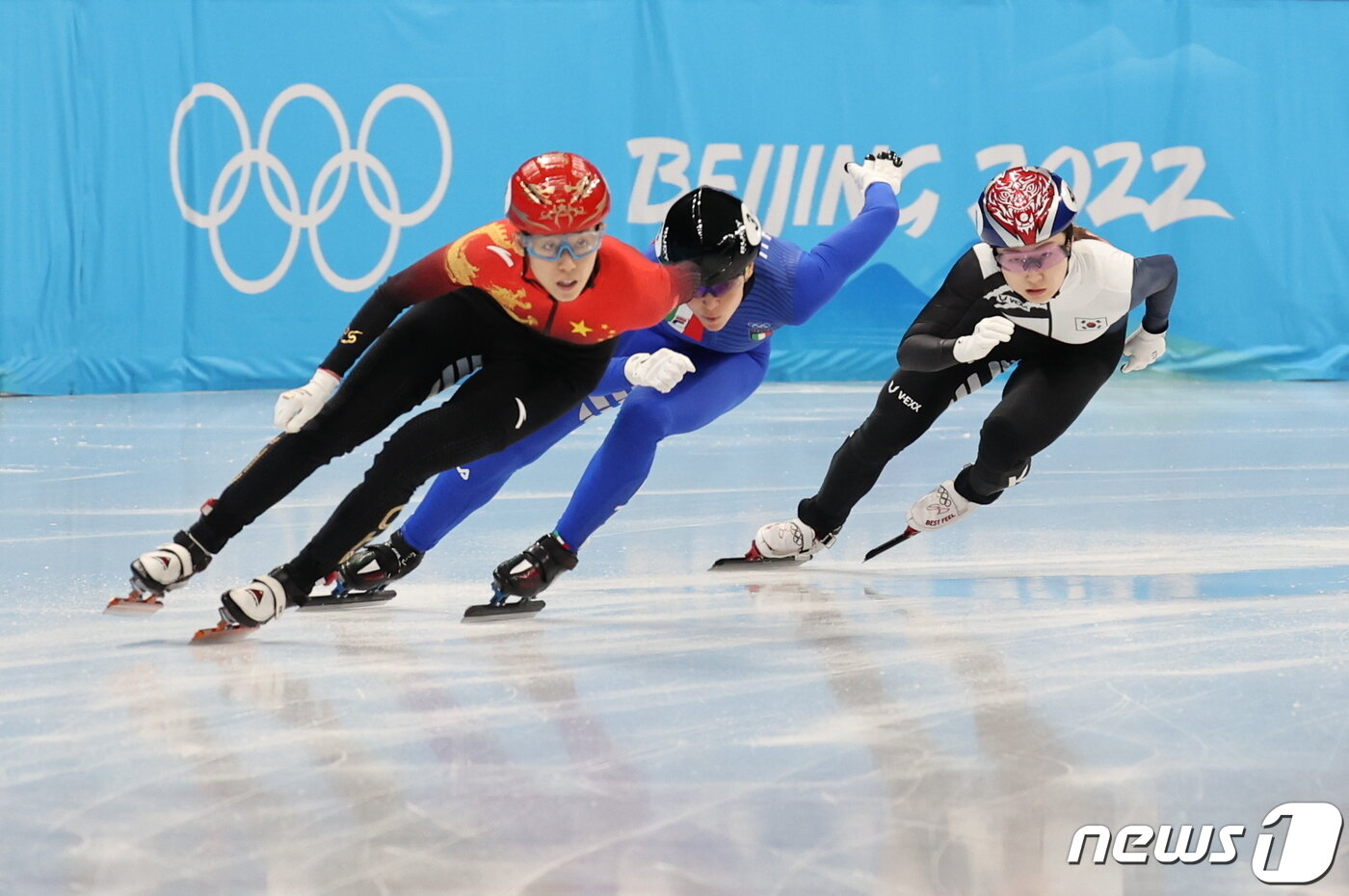 본문 이미지 - 5일 오후 중국 베이징 캐피털실내경기장에서 열린 2022 베이징동계올림픽 쇼트트랙 혼성계주 준준결승에서 최민정이 질주하고 있다. 2022.2.5/뉴스1 ⓒ News1 안은나 기자