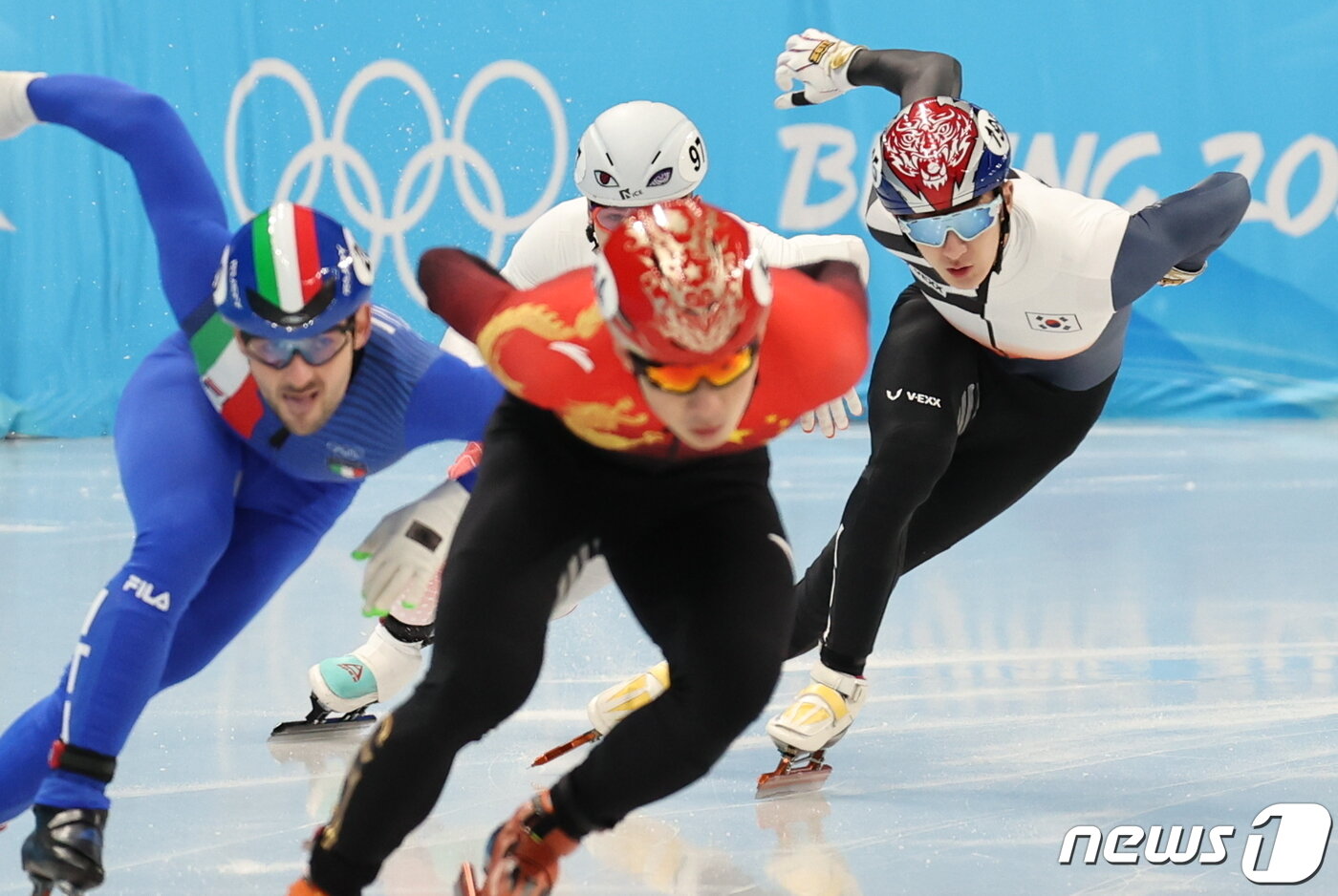 본문 이미지 - 박장혁이 5일 오후 중국 베이징 캐피털실내경기장에서 열린 2022 베이징동계올림픽 쇼트트랙 혼성계주 준준결승에서 질주하고 있다. 2022.2.5/뉴스1 ⓒ News1 안은나 기자