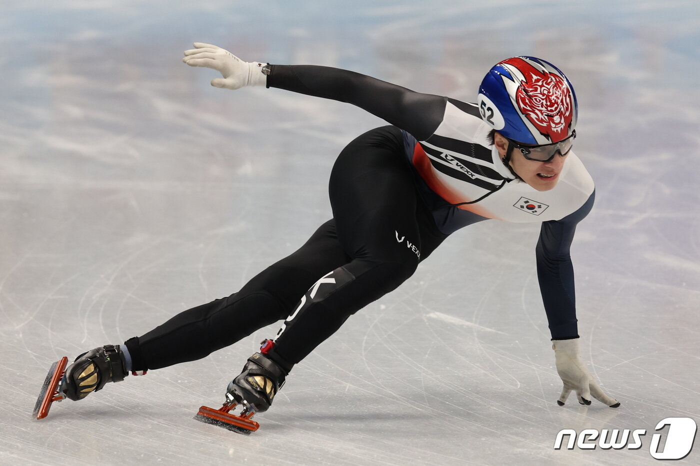 본문 이미지 - 5일 오후 중국 베이징 캐피털실내경기장에서 열린 2022 베이징동계올림픽 쇼트트랙 혼성계주 준준결승에서 황대헌이 질주하고 있다. 2022.2.5/뉴스1 ⓒ News1 안은나 기자