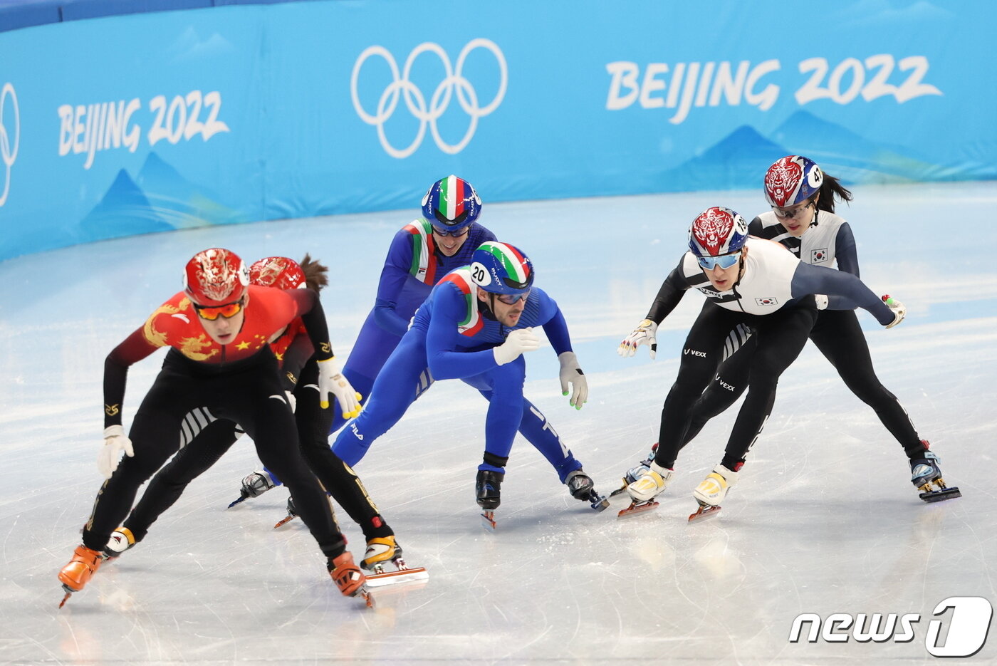 본문 이미지 - 이유빈과 박장혁이 5일 오후 중국 베이징 캐피털실내경기장에서 열린 2022 베이징동계올림픽 쇼트트랙 혼성계주 준준결승에서 질주하고 있다. 2022.2.5/뉴스1 ⓒ News1 박지혜 기자