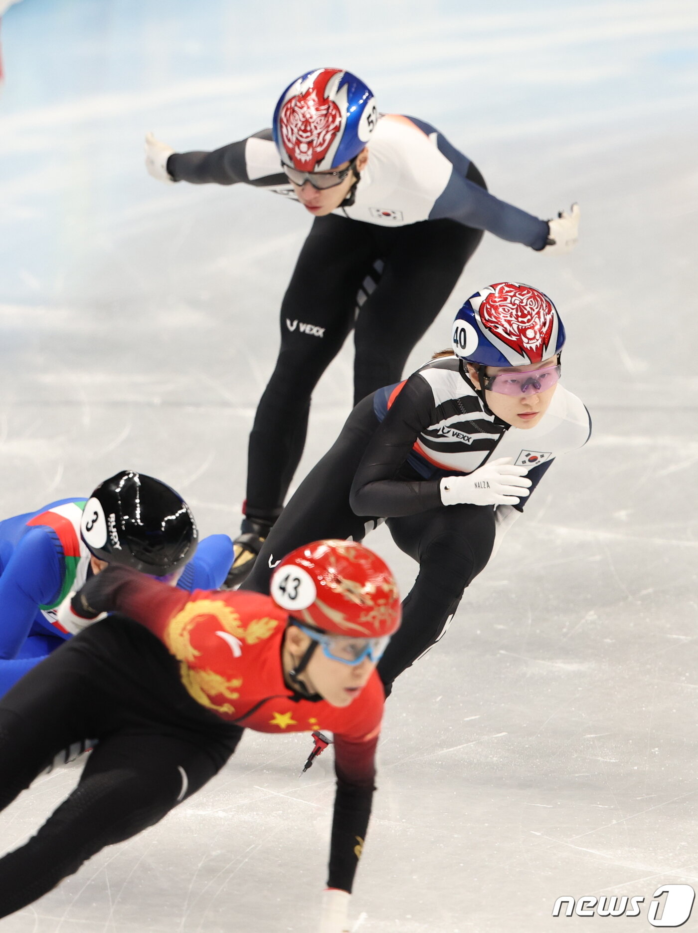 본문 이미지 - 5일 오후 중국 베이징 캐피털실내경기장에서 열린 2022 베이징동계올림픽 쇼트트랙 혼성계주 준준결승에서 최민정이 질주하고 있다. 2022.2.5/뉴스1 ⓒ News1 박지혜 기자