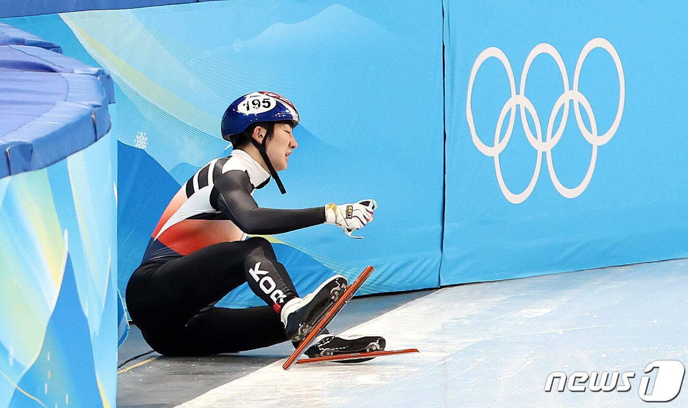 본문 이미지 - 박장혁이 5일 오후 중국 베이징 캐피털실내경기장에서 열린 2022 베이징동계올림픽 쇼트트랙 혼성 계주 준준결승에서 넘어지고 있다. 2022.2.5/뉴스1 ⓒ News1 박지혜 기자