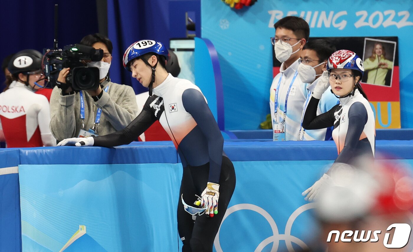 본문 이미지 - 5일 오후 중국 베이징 캐피털실내경기장에서 열린 2022 베이징동계올림픽 쇼트트랙 혼성 계주 준준결승에서 대한민국이 3위를 차지해 아쉽게 탈락했다. 아쉬워하는 박장혁. 2022.2.5/뉴스1 ⓒ News1 안은나 기자