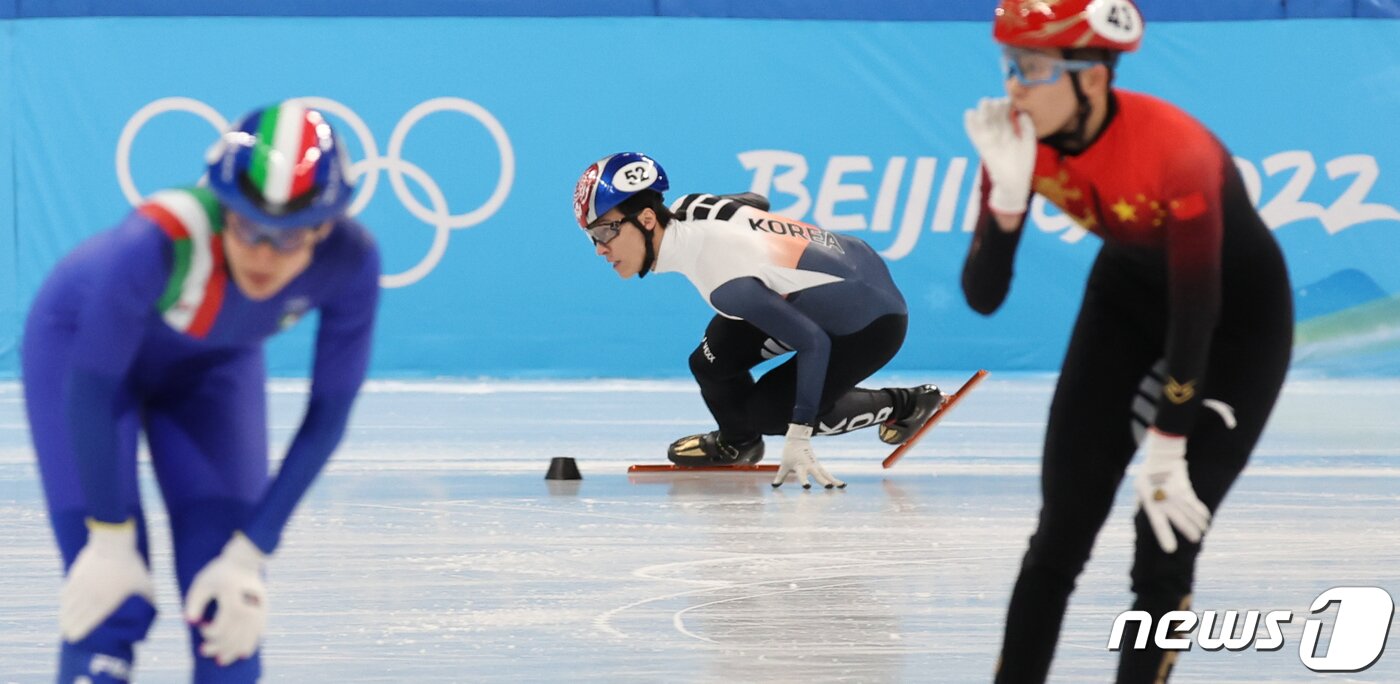 본문 이미지 - 5일 오후 중국 베이징 캐피털실내경기장에서 열린 2022 베이징동계올림픽 쇼트트랙 혼성 계주 준준결승에서 황대헌이 역주하고 있다. 2022.2.5/뉴스1 ⓒ News1 안은나 기자