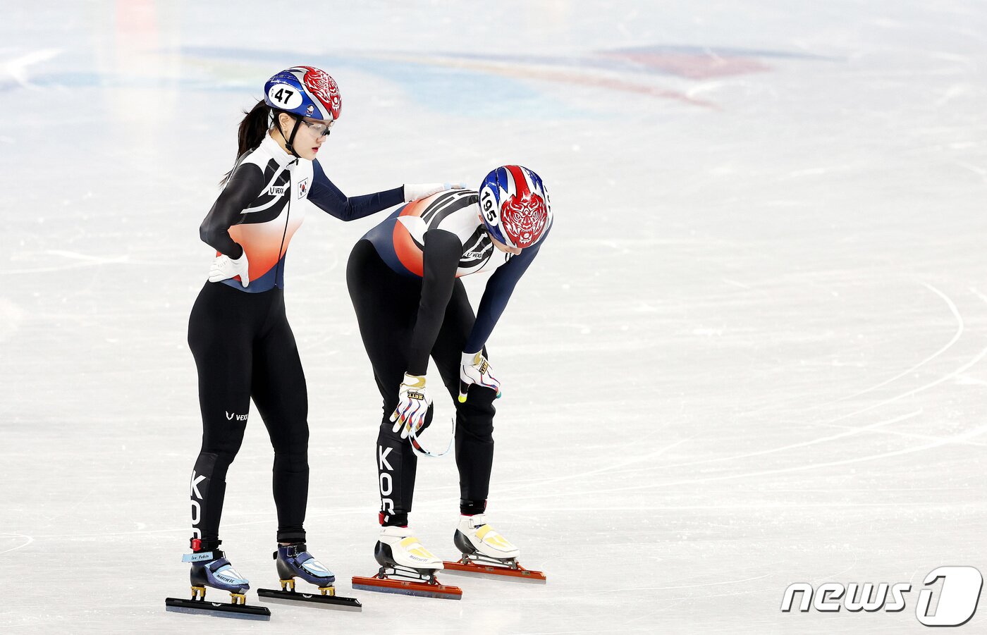 본문 이미지 - 5일 오후 중국 베이징 캐피털실내경기장에서 열린 2022 베이징동계올림픽 쇼트트랙 혼성계주 준준결승에서 이유빈이 넘어진 박장혁을 위로하고 있다. 2022.2.5/뉴스1 ⓒ News1 박지혜 기자