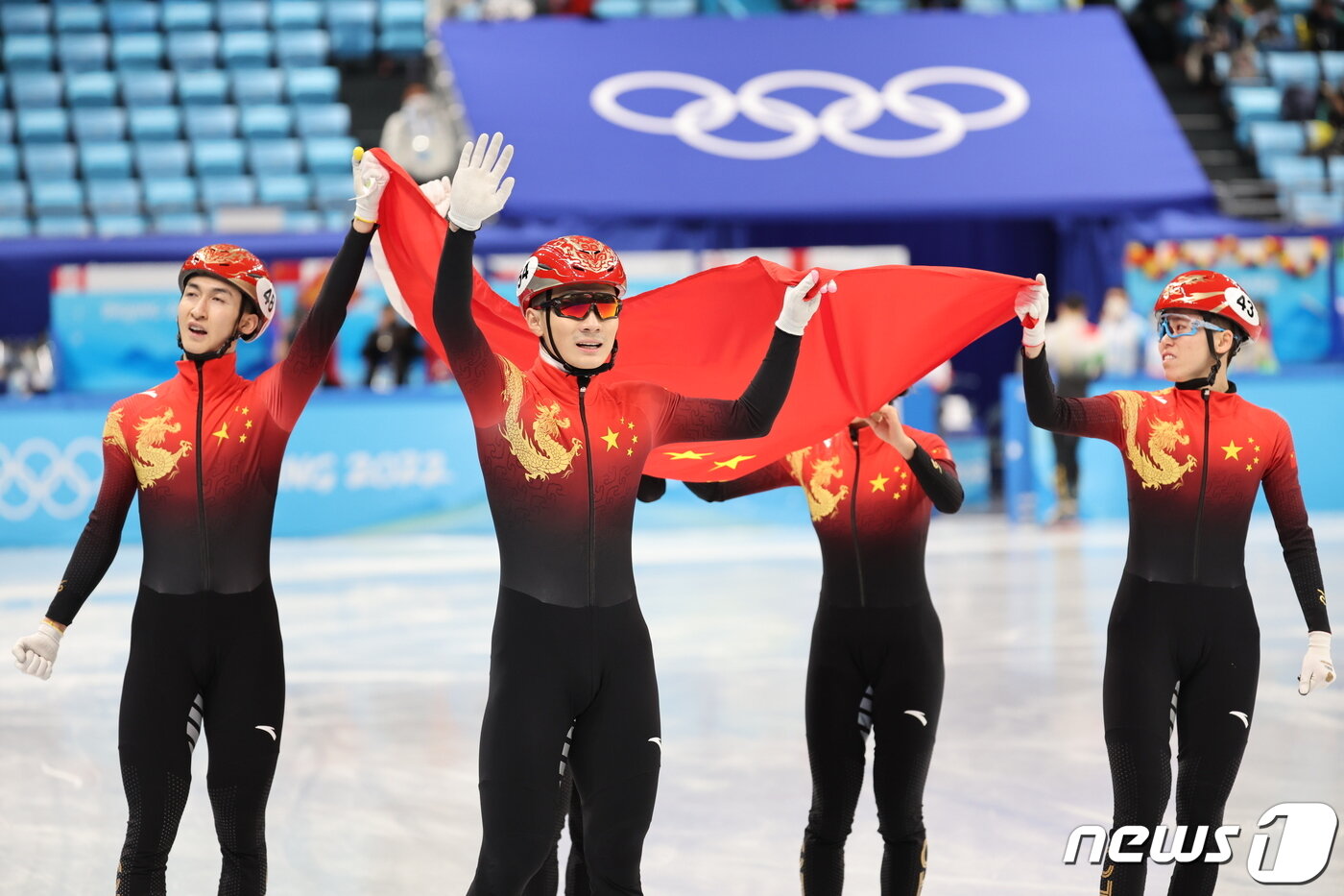 본문 이미지 - 5일 오후 중국 베이징 캐피털실내경기장에서 열린 2022 베이징동계올림픽 쇼트트랙 혼성 계주 결승에서 우승을 차지한 중국 쇼트트랙 대표팀이 기뻐하고 있다. 2022.2.5/뉴스1 ⓒ News1 안은나 기자