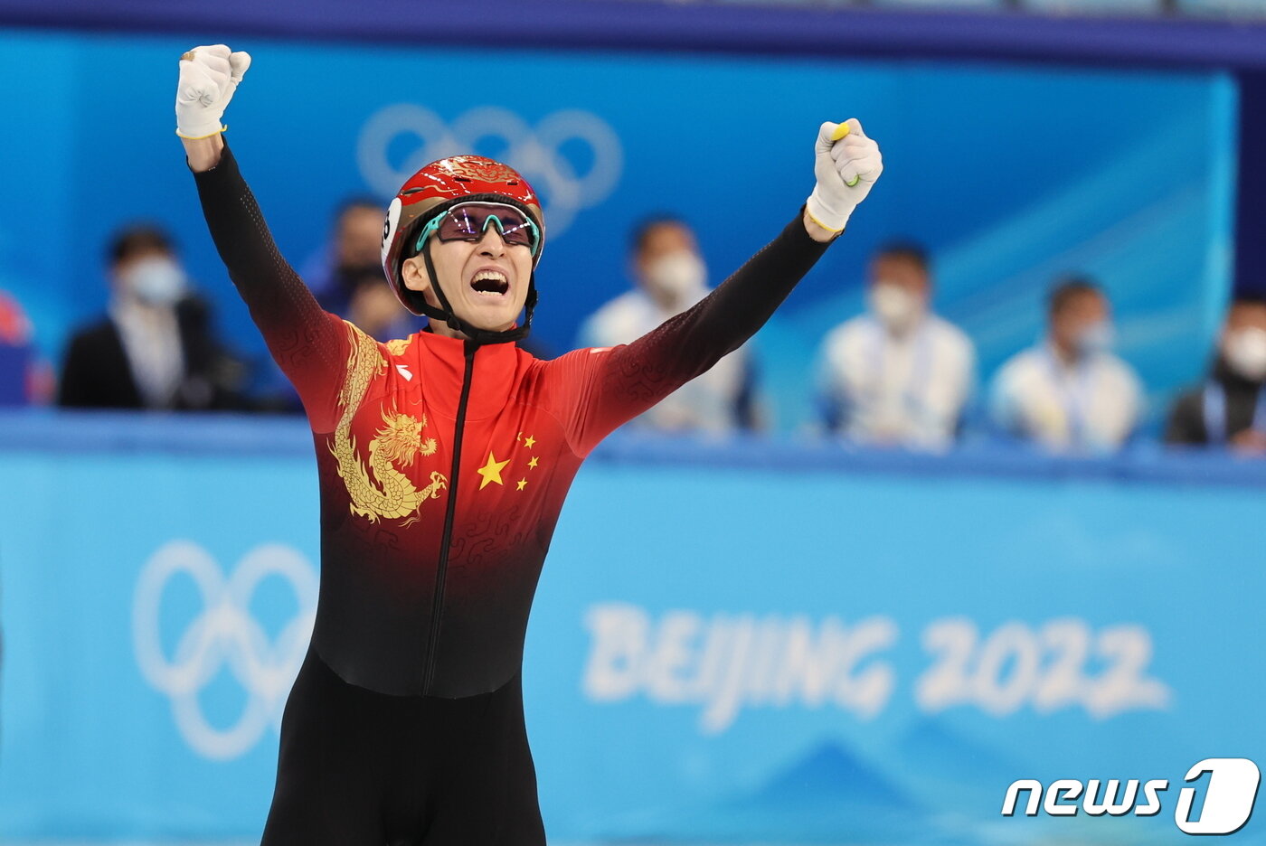 본문 이미지 - 5일 오후 중국 베이징 캐피털실내경기장에서 열린 2022 베이징동계올림픽 쇼트트랙 혼성 계주 결승에서 우승을 차지한 중국 쇼트트랙 대표팀 우다징이 기뻐하고 있다. 2022.2.5/뉴스1 ⓒ News1 안은나 기자