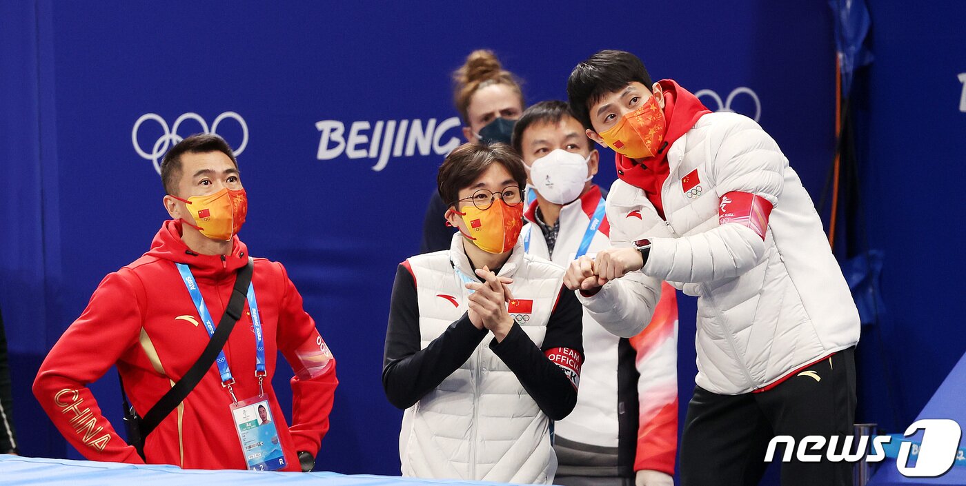 본문 이미지 - 5일 오후 중국 베이징 캐피털실내경기장에서 열린 2022 베이징동계올림픽 쇼트트랙 혼성 계주 준결승에서 중국 대표팀의 김선태 감독과 안현수 기술감독이 비디오판독을 기다리고 있다. 이날 3위로 결승선을 끊어 탈락 위기에 놓였던 중국은 비디오판독 결과 미국이 페널티를 받는 바람에 가까스로 결승에 진출해 우승했다. 2022.2.5/뉴스1 ⓒ News1 박지혜 기자