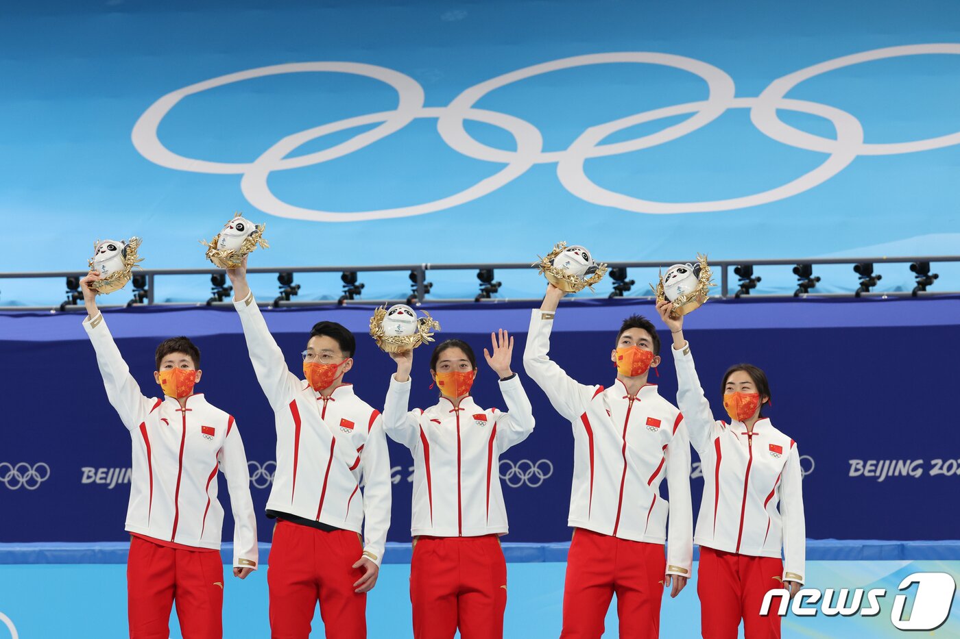 본문 이미지 - 5일 오후 중국 베이징 캐피털실내경기장에서 열린 2022 베이징동계올림픽 쇼트트랙 혼성 계주 결승에서 우승을 차지한 중국 쇼트트랙 대표팀 선수들이 기념촬영을 하고 있다. 2022.2.5/뉴스1 ⓒ News1 안은나 기자