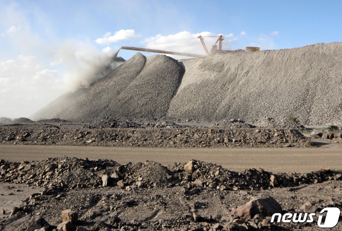 본문 이미지 - 중국 바얀오보 광산에서 2011년 7월 16일(현지시간) 채굴기계가 희토류를 채굴하기 위해 작동하고 있다. ⓒ 로이터=뉴스1 ⓒ News1 김지현 기자