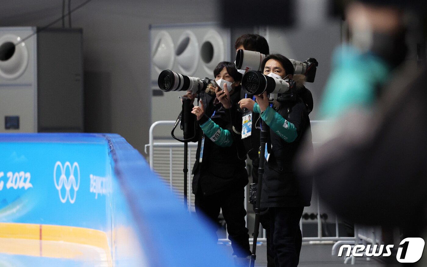 본문 이미지 - 6일 오후 중국 베이징 피겨트레이닝홀에서 일본 취재진들이 베이징에 입성한 피겨스케이팅 슈퍼스타 하뉴 유즈루를 기다리고 있다.  2022.2.6/뉴스1 ⓒ News1 박지혜 기자