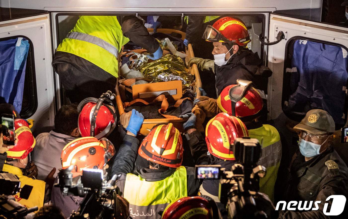 (모로코 AFP=뉴스1) 우동명 기자 = 5일(현지시간) 모로코에서 깊이 32ｍ 우물에 빠진 5세 어린이가 사고 4일만에 구조됐지만 결국 숨진 채 우물 밖으로 실려 나오고 있다.ⓒ …