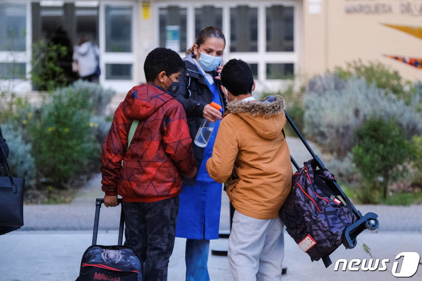 본문 이미지 - 포르투갈 리스본에서 2022년 1월 10일 크리스마스 연휴를 마치고 다시 등교하는 학생들 모습.  ⓒ 로이터=뉴스1