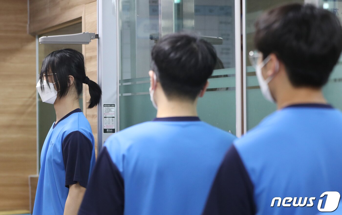 본문 이미지 - 사회복무요원은 병역판정신체검사 결과 질병·심신장애의 정도에 따른 평가기준 4급 판정을 받아 보충역으로 병역처분된 청년들로 구성된다.  2022년도 첫 병역판정검사가 시작된 7일 오전 경기도 수원시 팔달구 경인지방병무청에서 입영대상자들이 신체검사를 받고 있다. 2022.2.7/뉴스1 ⓒ News1 김영운 기자