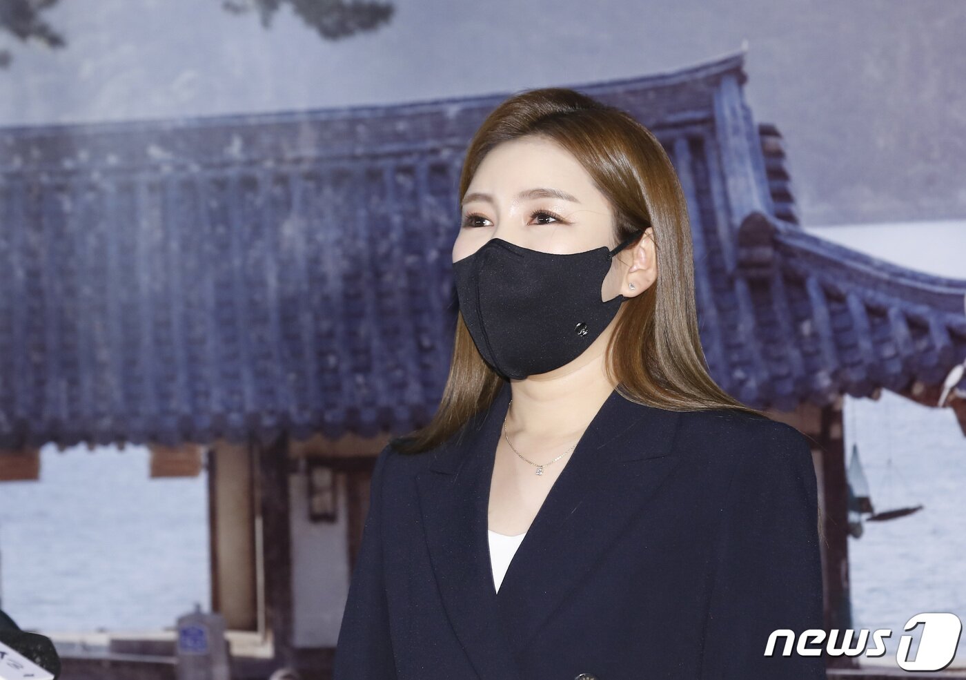 본문 이미지 - 가수 송가인이 7일 서울 롯데시네마 건대점에서 열린 영화 ‘매미소리’ 기자간담회에 참석해 취재진 질문을 듣고 있다. ⓒ News1 권현진 기자