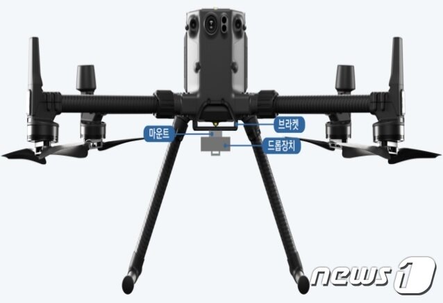 본문 이미지 - 공중 투하 장비를 장착한 소방드론.(충북소방본부 제공).2022.2.7/ⓒ 뉴스1