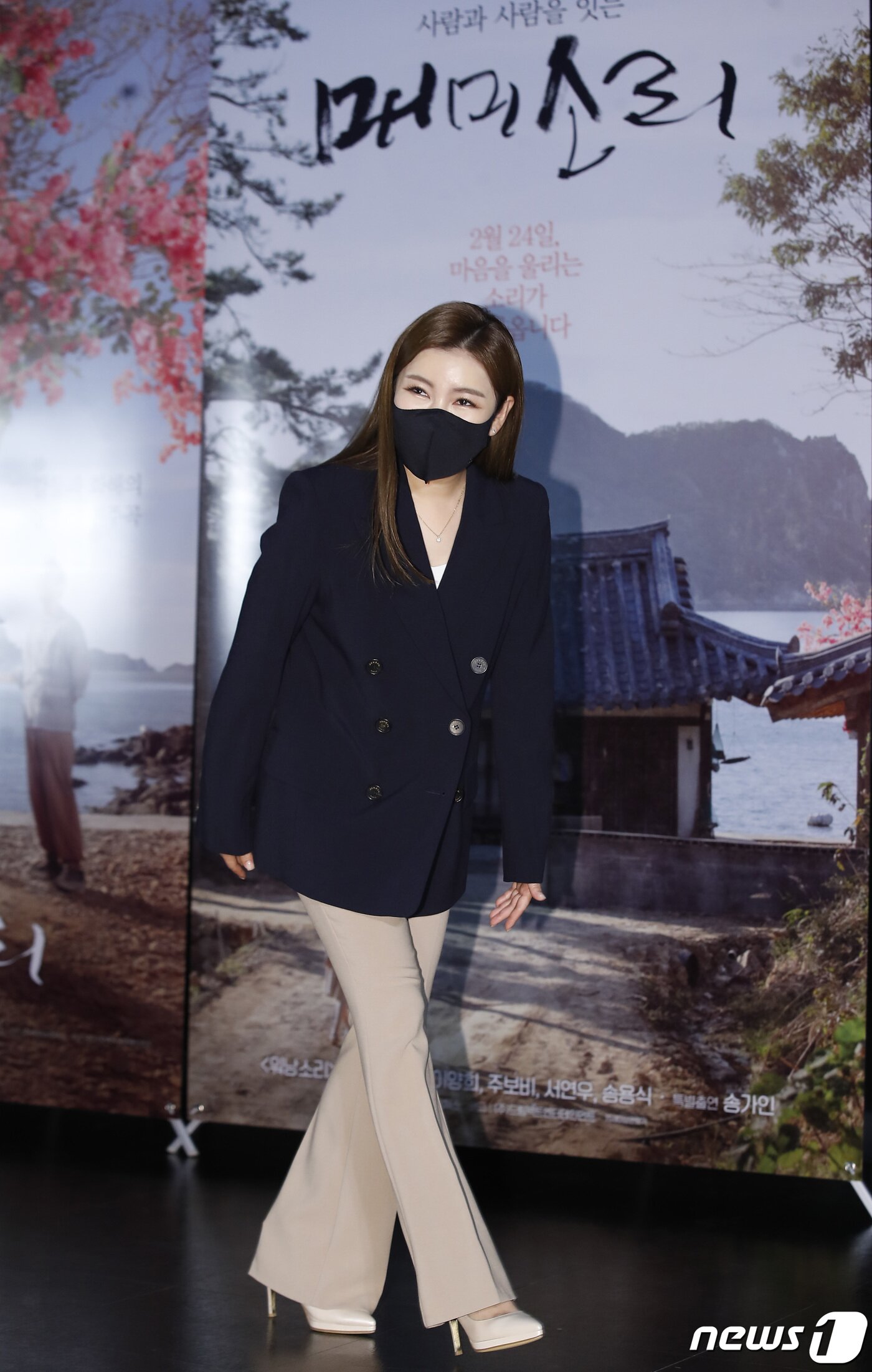 본문 이미지 - 가수 송가인이 7일 서울 롯데 시네마 건대점에서 열린 영화 ‘매미소리’ 언론시사회 및 기자간담회에 참석해 인사를 하고 있다. ⓒ News1 권현진 기자