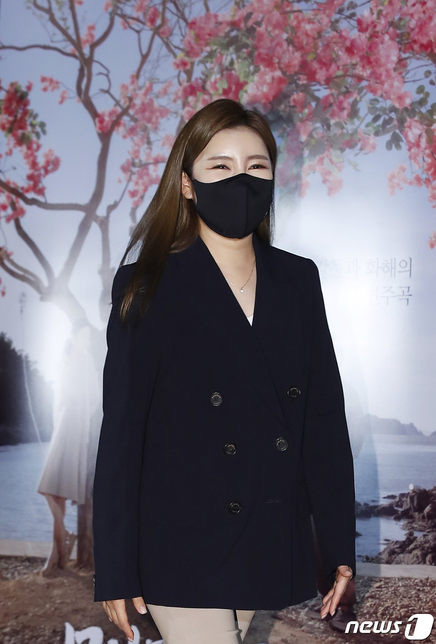 본문 이미지 - 가수 송가인이 7일 서울 롯데시네마 건대점에서 열린 영화 ‘매미소리’ 언론시사회 및 기자간담회에 참석해 포즈를 취하고 있다. ⓒ News1 권현진 기자