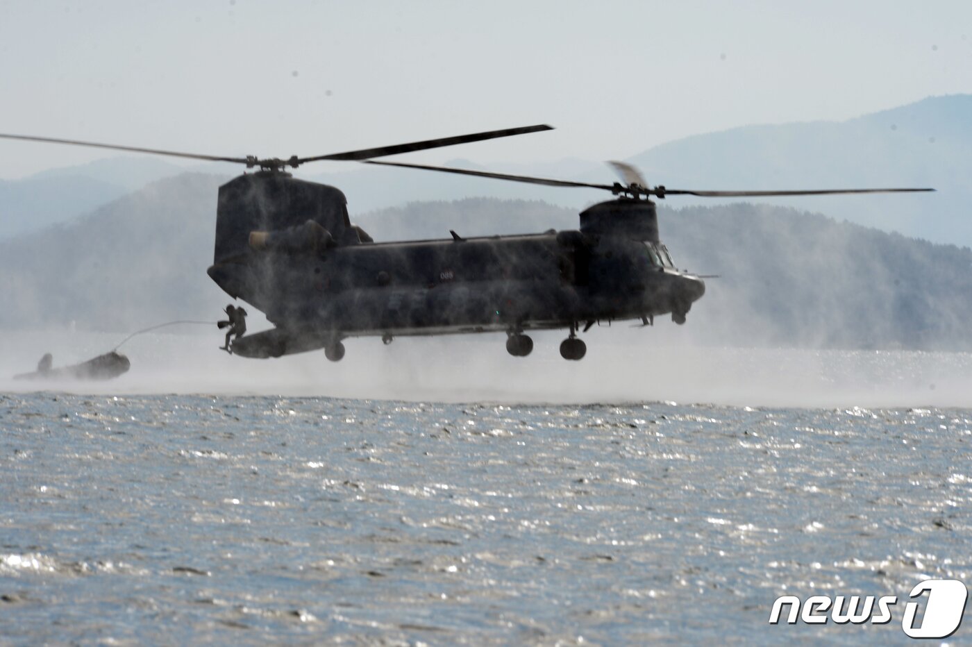 본문 이미지 - HH-47 헬기. (해군특전단 제공) 2022.2.7/뉴스1